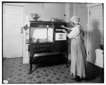 General Electric, Electric Range with woman cook