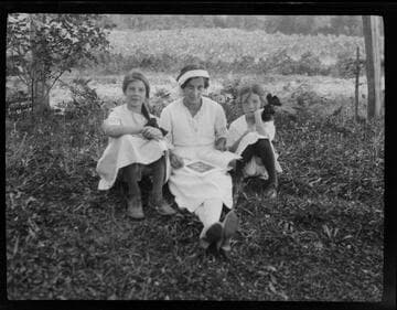 Elsie Evelyn Starritt , center, and two unidentified girls