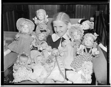 D2.3 - Displays, Window - 1938 Christmas doll dressing contest