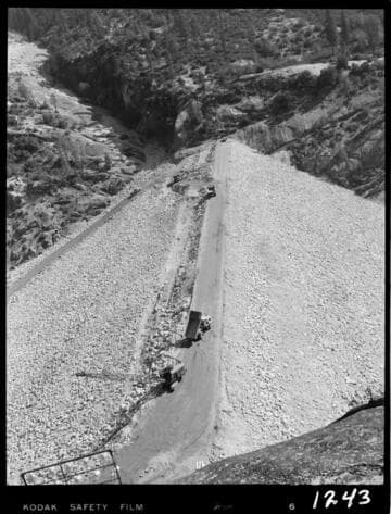 Big Creek - Mammoth Pool - General view - Dam crest from west abutment