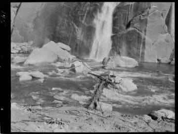 Big Creek - Mammoth Pool - Drilling boulders in river bottom