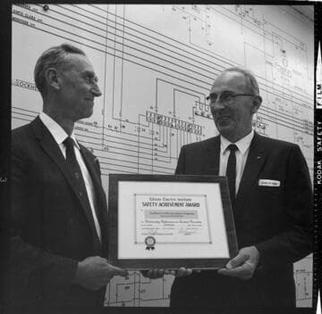 Safety award from EEI presented to SCE's Saugus Substation