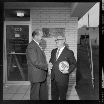 All-Electric Building award presented to Santa Monica Seafood