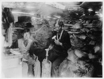 Peshliki, Navajo silversmith at Tohatchie