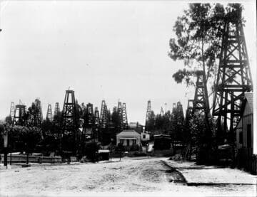 Old Los Angeles Oil wells, Court St